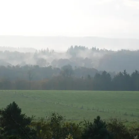 Ein Mit Grossem Garten Und Panoramablick